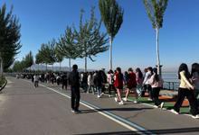 行走的思政课：教育系开展“相约春游，一路生花”  重温长征精神健步走活动