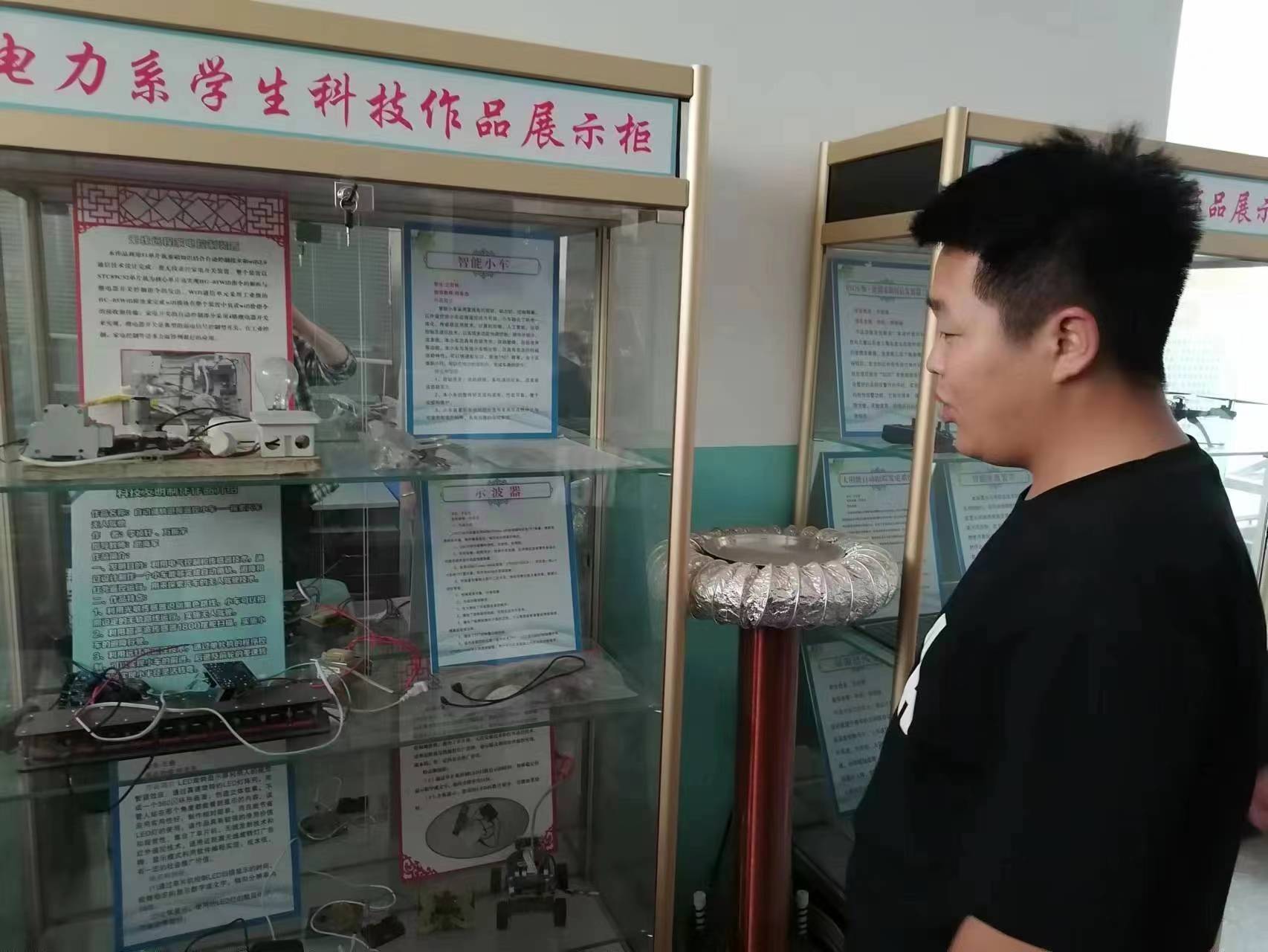 参观学生科技作品.jpg 参观学生科技作品.jpg