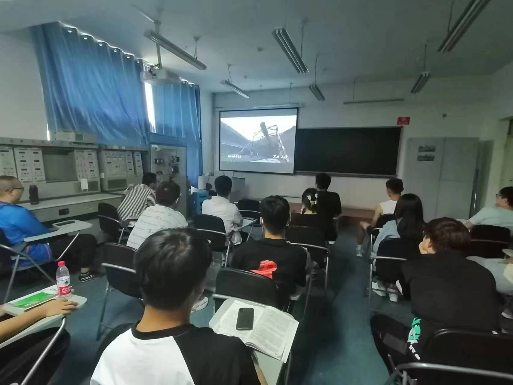 观看《大国工匠》.jpg 观看《大国工匠》.jpg