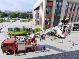 消防演练筑防线，安全意识入人心 学院组织开展应急疏散逃生消防演练活动