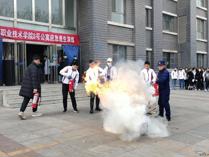 医学系和管理系学生在应急逃生演练中强化安全意识